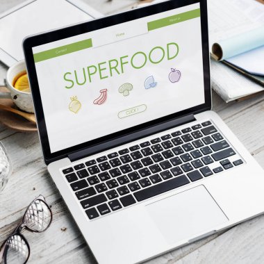 ahşap masa üstünde açılan laptop