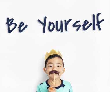 küçük çocuk kağıt bıyık holding