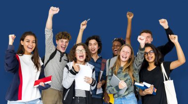 stüdyoda ayakta öğrenciler gülümseyen 