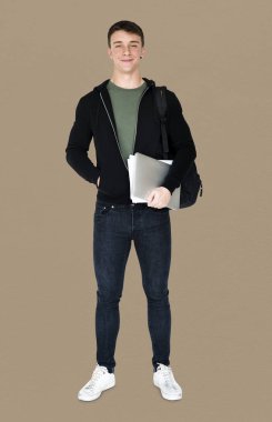 Dizüstü bilgisayar tutan adam