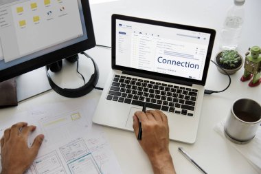 dizüstü bilgisayarda çalışan insan 