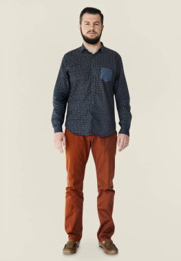 sakallı adam Studio poz