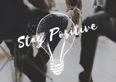 İnsanlar sandalyede oturuyor.