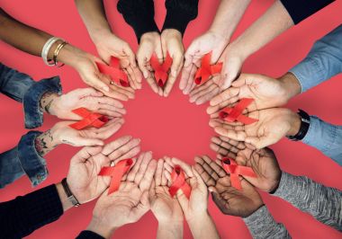 AIDS şeritler tutan elleriyle