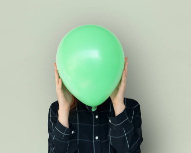 kadın tutarak balon