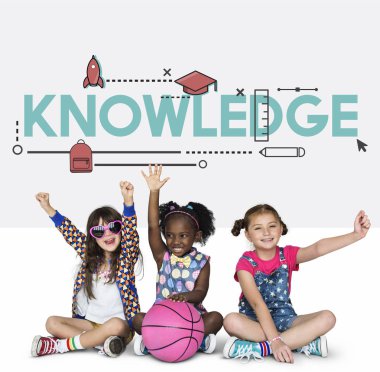 Küçük Kızlar Birlikte Oynuyor