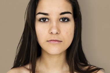  Kadın sakin yüz ve çıplak omuzları ile