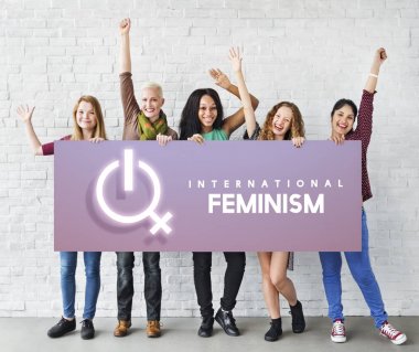 Afişini tutan kadın