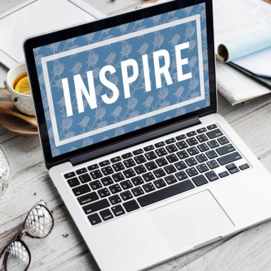 ahşap masa üstünde açılan laptop