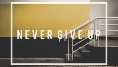 Sarı duvar ve binada merdiven