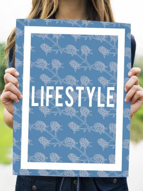 kadın holding tasarlamak 