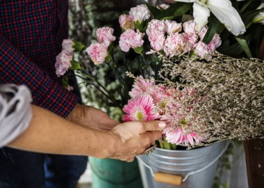 çiçekler dokunmadan eller