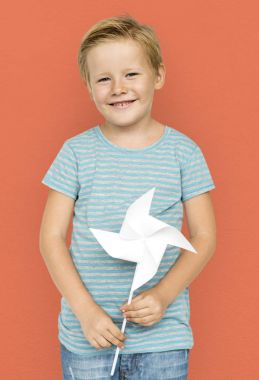 Oyuncak değirmeni olan çocuk