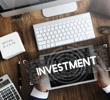 Dijital tablet kullanan işadamı