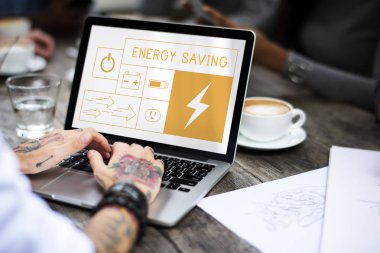 Dizüstü bilgisayarda çalışan kadın 