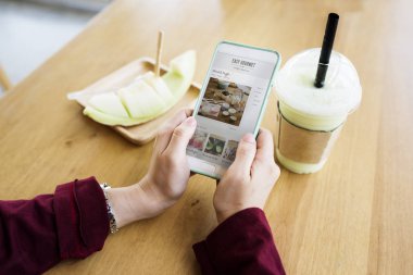 Akıllı telefon kullanan kadın