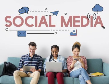 Arkadaşlar dijital cihazlar kullanarak 