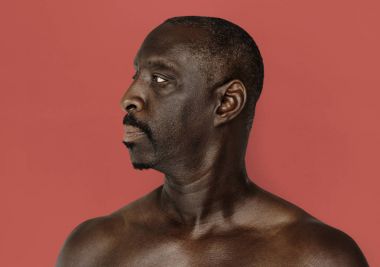 Dalgın Afrikalı-Amerikalı adam