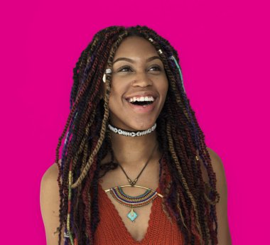 Stüdyoda Afrikalı-Amerikalı kadın