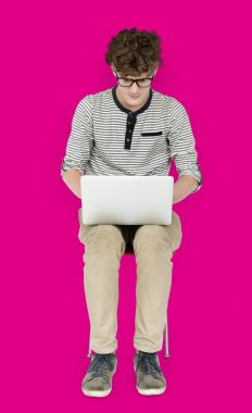 dizüstü bilgisayar kullanan adam