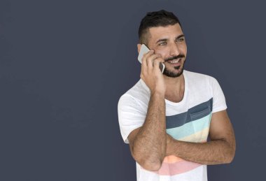 Cep telefonuyla konuşan adam.