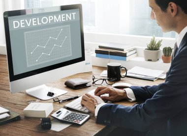 bilgisayarla çalışma iş adamı