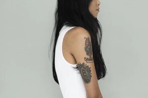 Femme asiatique avec tatouage — Photo