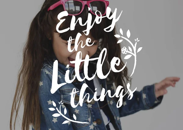 Счастливая маленькая девочка в джинсовой куртке — стоковое фото