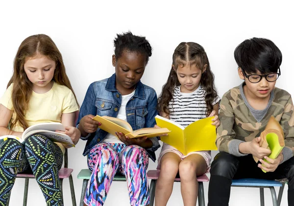 Crianças em idade escolar estudando juntas — Fotografia de Stock