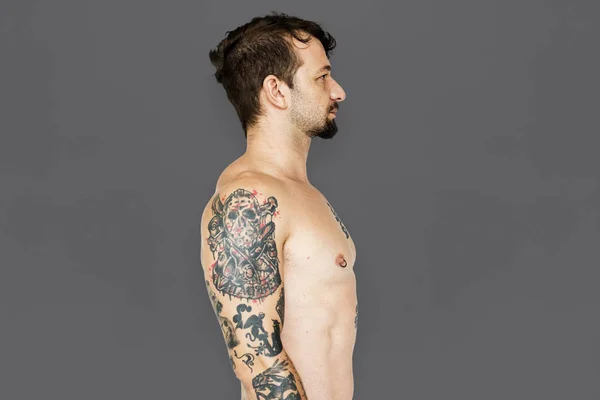 Homem tatuado sem camisa — Fotografia de Stock