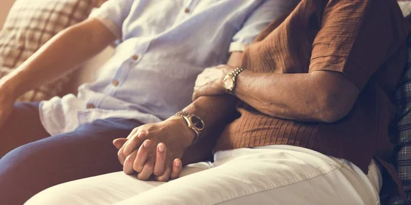 Pareja cogida de la mano —  Fotos de Stock