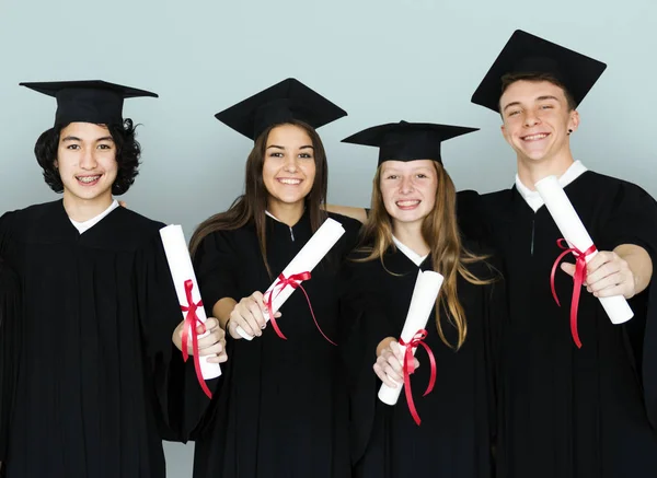 Öğrencilerin diploma holding — Stok fotoğraf