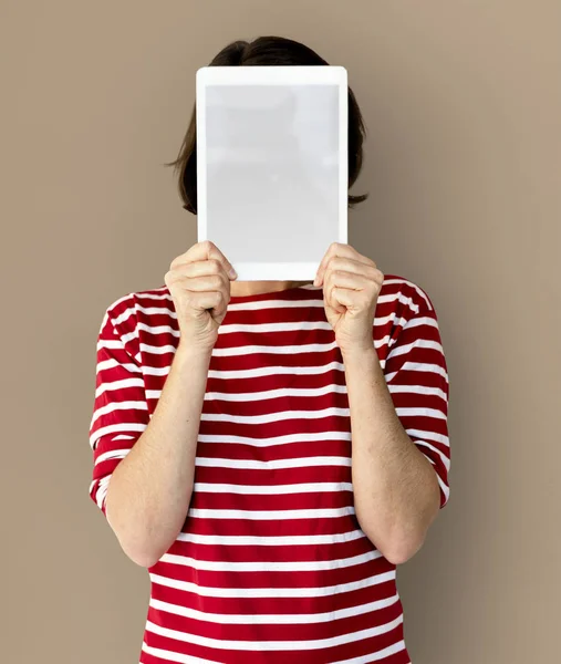 デジタル タブレットで顔を覆っている女性 — ストック写真
