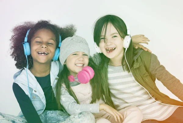 Meninas em fones de ouvido — Fotografia de Stock