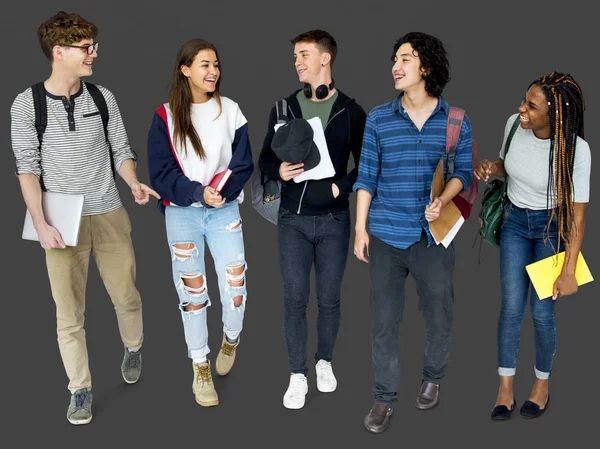 Estudiantes de escuela caminando con bolsas —  Fotos de Stock