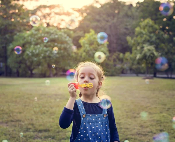 Colegiala soplando burbujas divertido —  Fotos de Stock