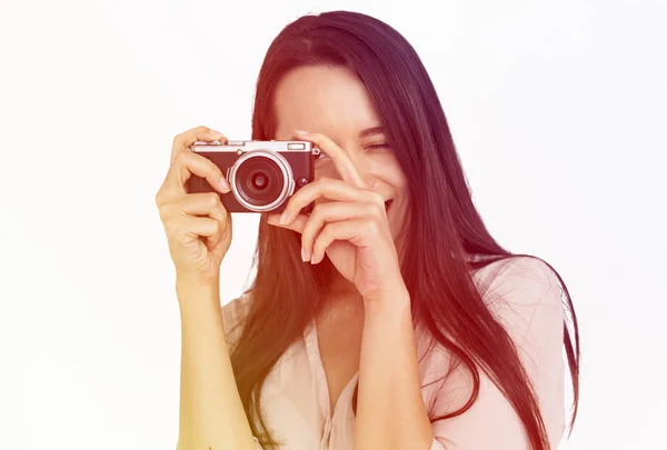 Mulher segurando câmera — Fotografia de Stock