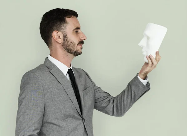 Homem segurando máscara branca — Fotografia de Stock