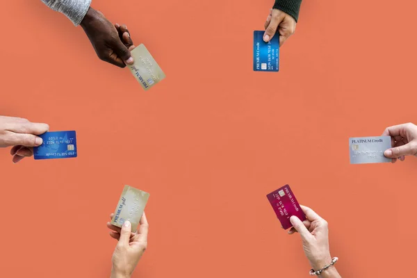 Hitelkártyát tartó kezek — Stock Fotó