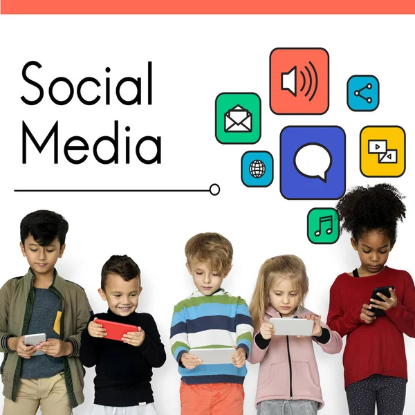 Kinderen met behulp van smartphones — Stockfoto