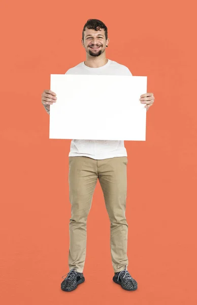 Hombre guapo sosteniendo pancarta en blanco —  Fotos de Stock