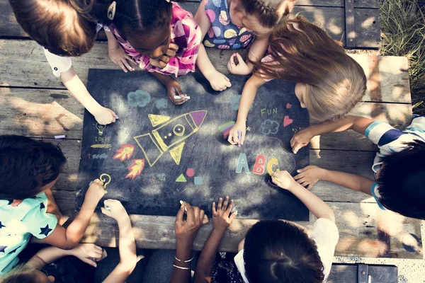 Crianças Desenho em Chalkboard — Fotografia de Stock