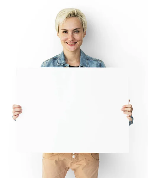 Mujer rubia sosteniendo cartel blanco —  Fotos de Stock