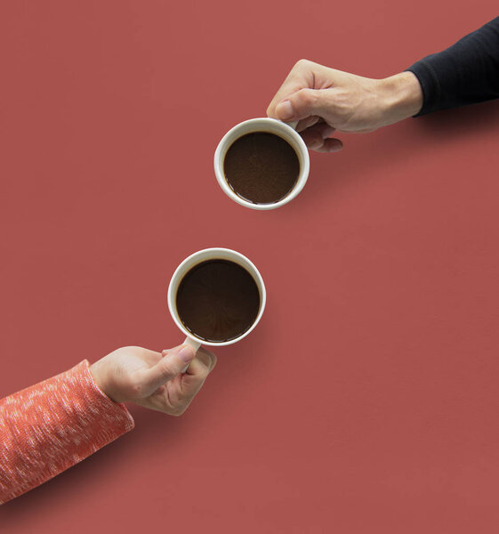 руки, держащие в руках чашки
