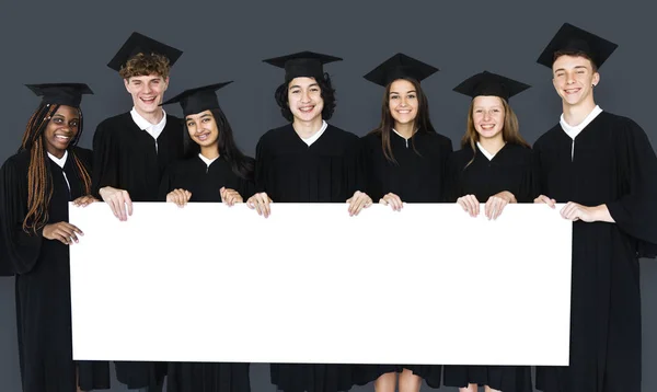 Studenti che tengono Placard vuoto — Foto Stock