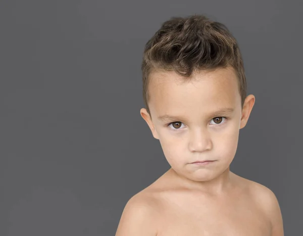 Fronsen jongen met blote borst — Stockfoto