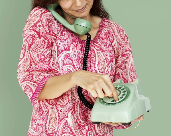 Kvinna innehav och dial telefon — Stockfoto