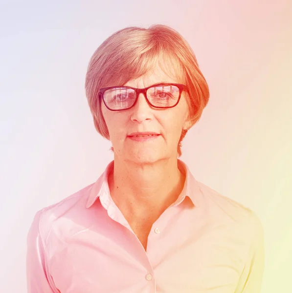 Seriös senior kvinna i glasögon — Stockfoto