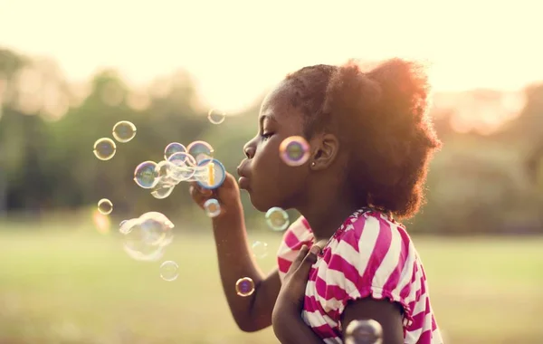Парень с пузырьками в парке — стоковое фото