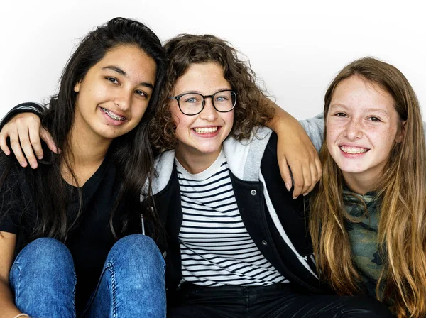 Meninas sentadas juntas — Fotografia de Stock